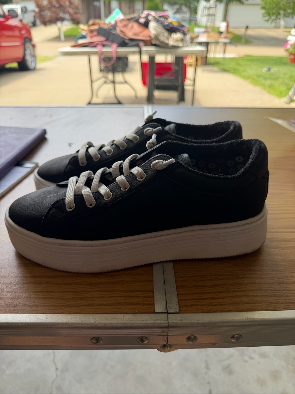 ROXY. Women’s Black Platform Sneaker with White Sole 9.5 Gently used